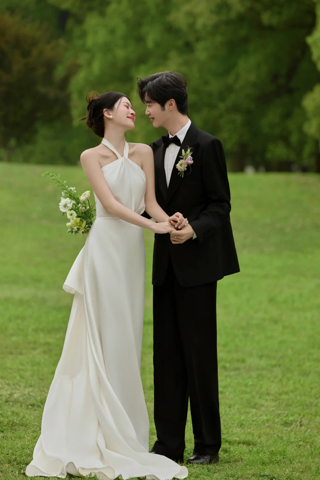 高級感 白 サテン 裾引き ウェディングドレス シンプル 韓国風 花嫁 パーティー 披露宴 前撮り HL1195