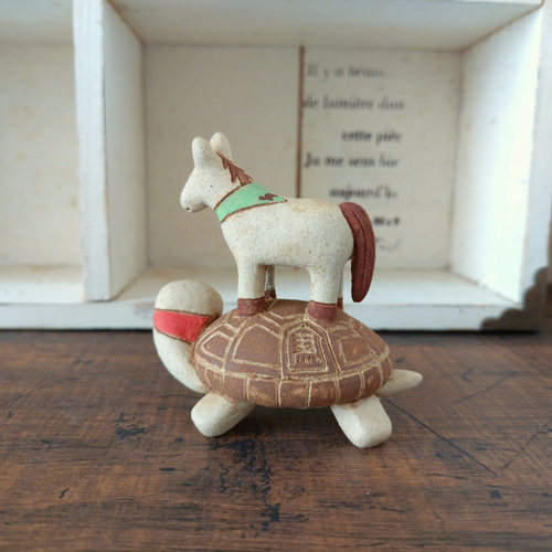 馬の乗ったカメ (ミズガメタイプ右向き①) その他置物 kuu 通販