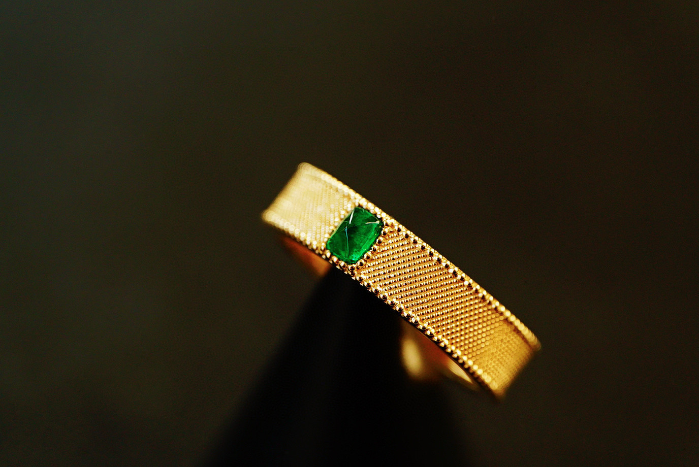 「新春」K18 天然エメラルド　春　並び無い　高貴　5月誕生石　上品　リング　0.15ct