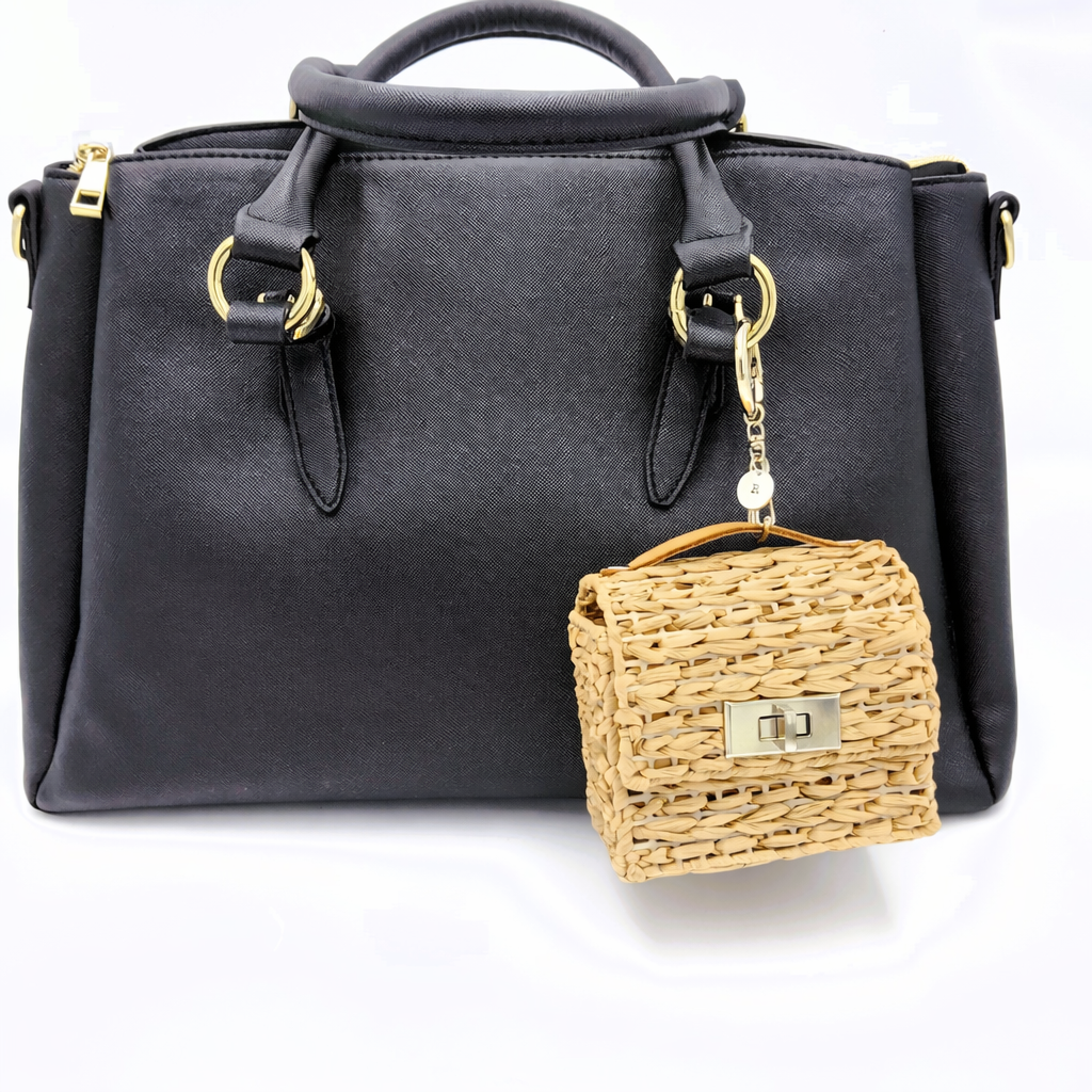 撥水ヤーンで編んだ 自立するミニポシェット｜バッグチャームにもなる カラビナ付き小物入れ（鍵・イヤホン）