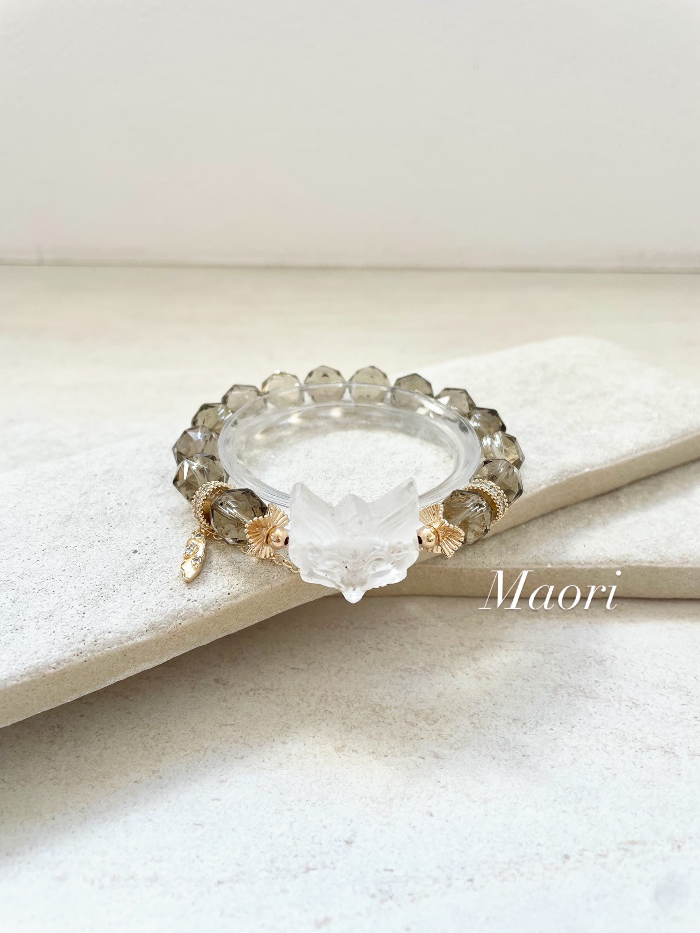 《きつねモチーフ水晶 × ゼウスクォーツ カット天然石ブレスレット》