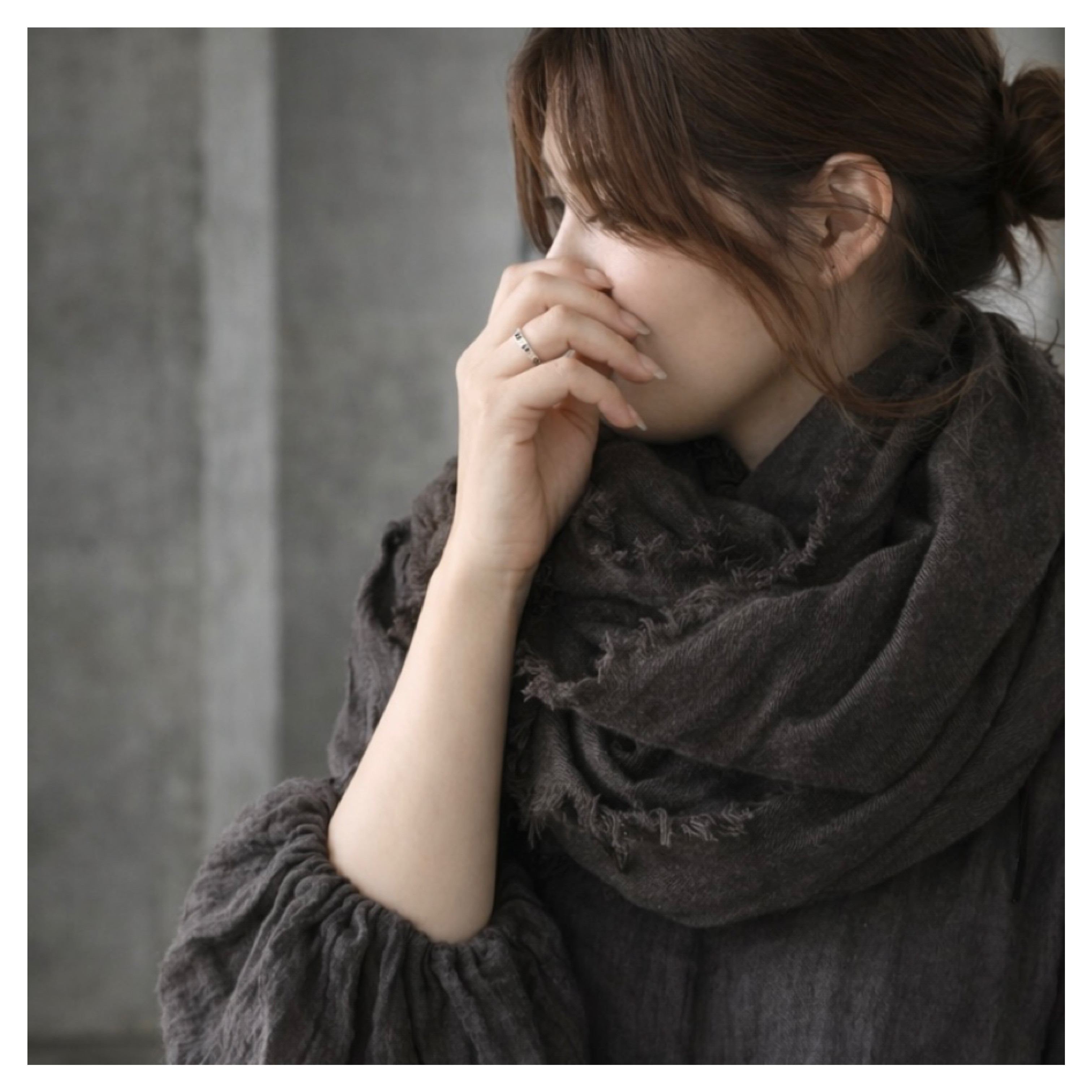 洗いこまれた綾織りベルギーリネンウールビエラで魅せる、四方切りっぱなしフリンジストール／ダークブラウン