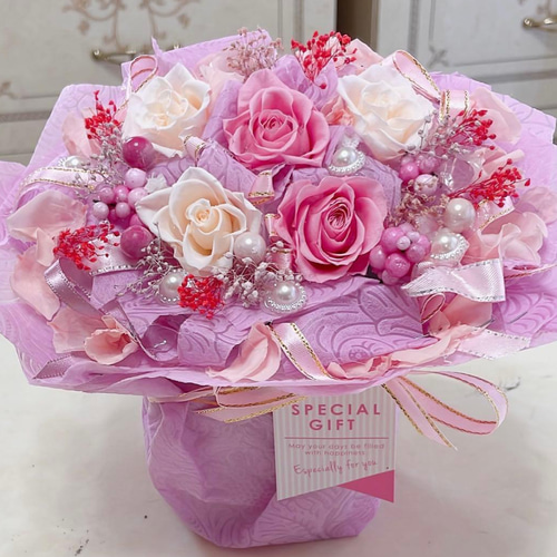 大人気✨横長アレンジ✨バラミックスアレンジ ラッピングのまま飾れますよ✨ ✨大人気✨バラミックスプリザアレンジ✨ラッピングのまま飾れますよ