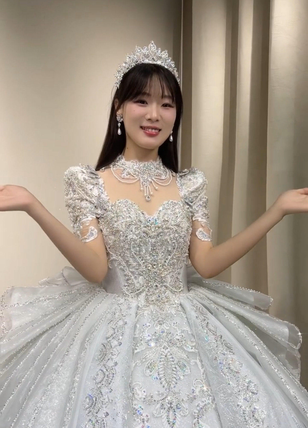 見逃さない　スクエアネック　夏婚　半袖　ラッフルスカート　白　グッリター　ピカピカ　きらきらチュール　ストーンブライダル