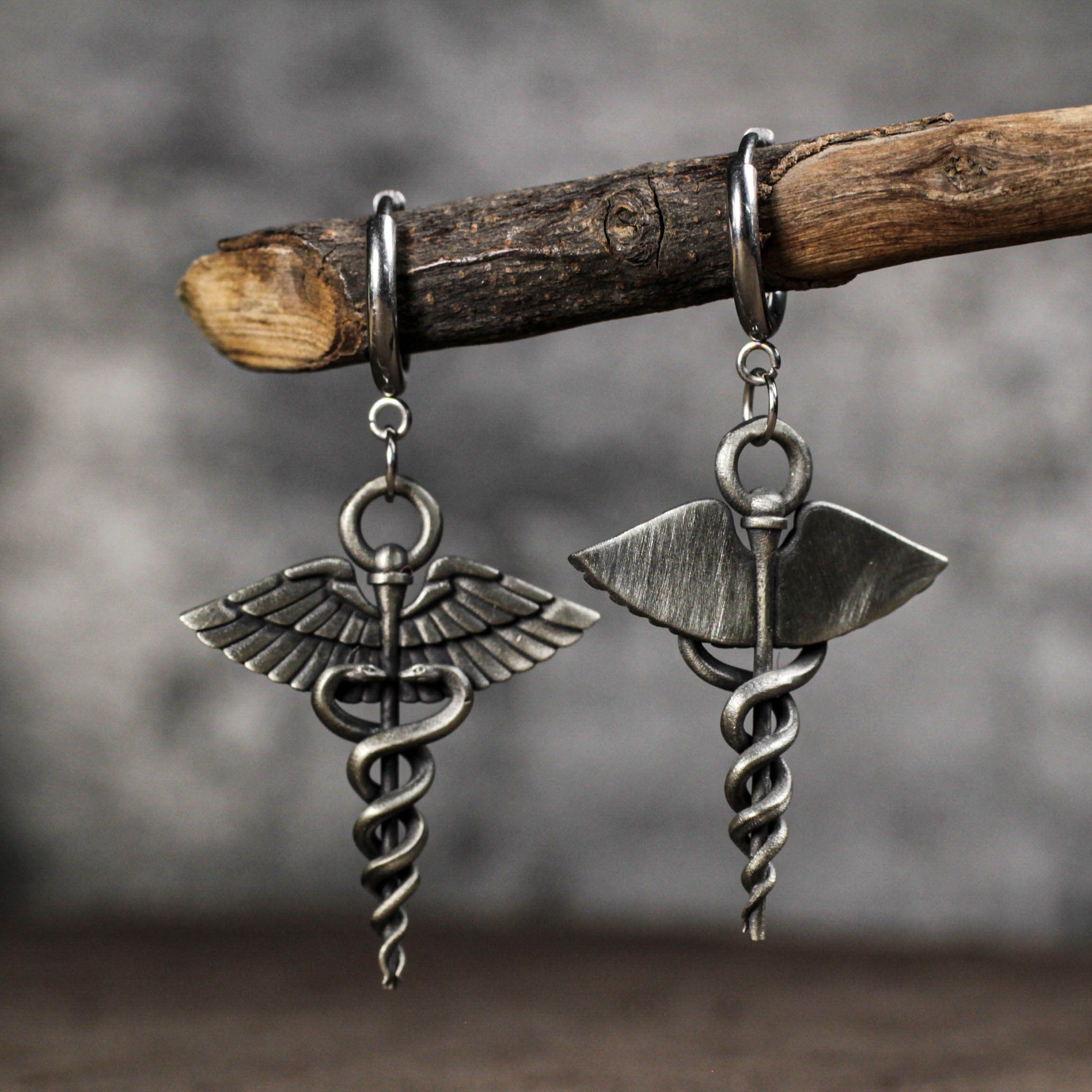 925シルバーの蛇カドゥケウスイヤリング：ダークファンタジーの蛇の翼フープ 7,446円