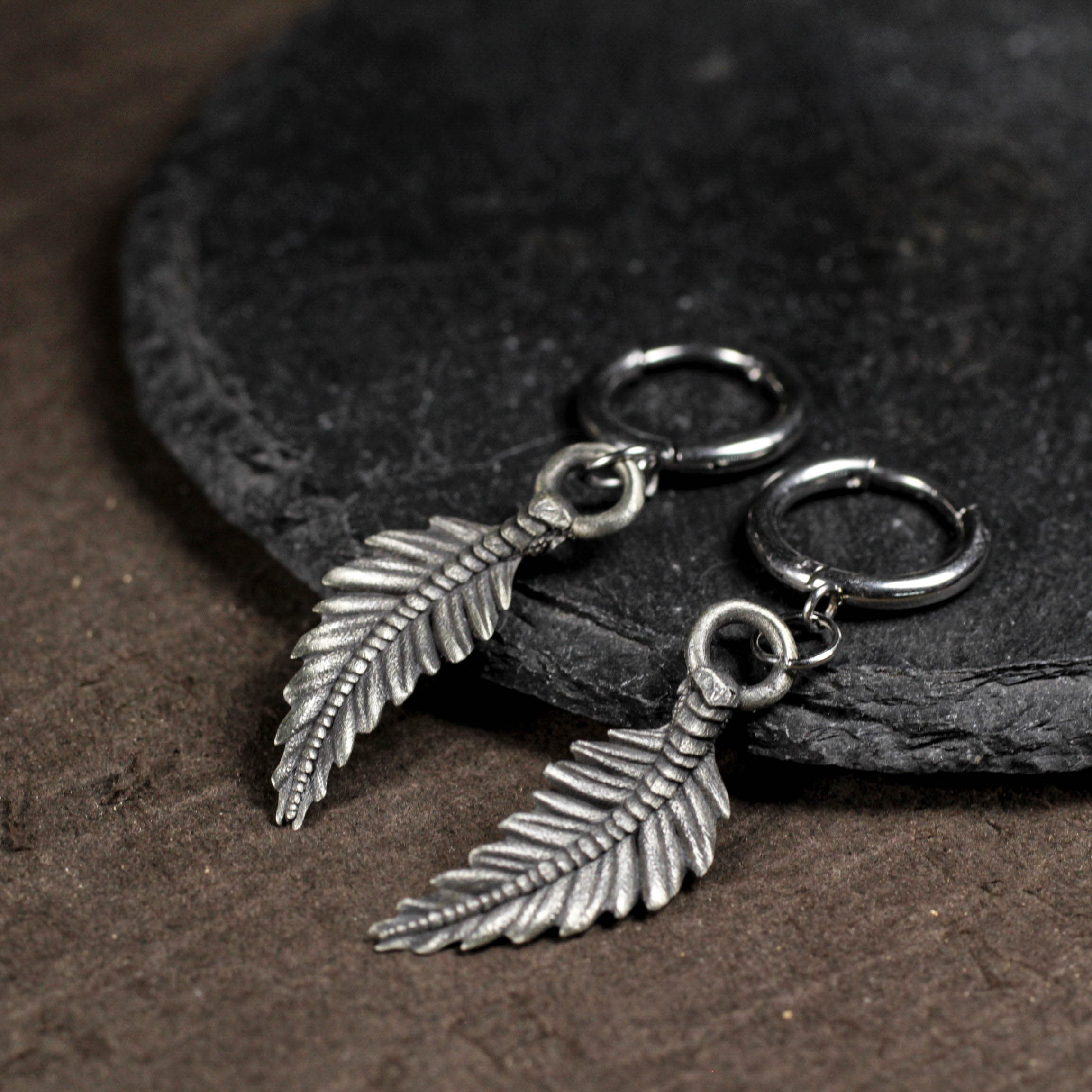 フェザーダングルイヤリング：925シルバー＆ホワイトコッパー - パンクネイチャージュエリー