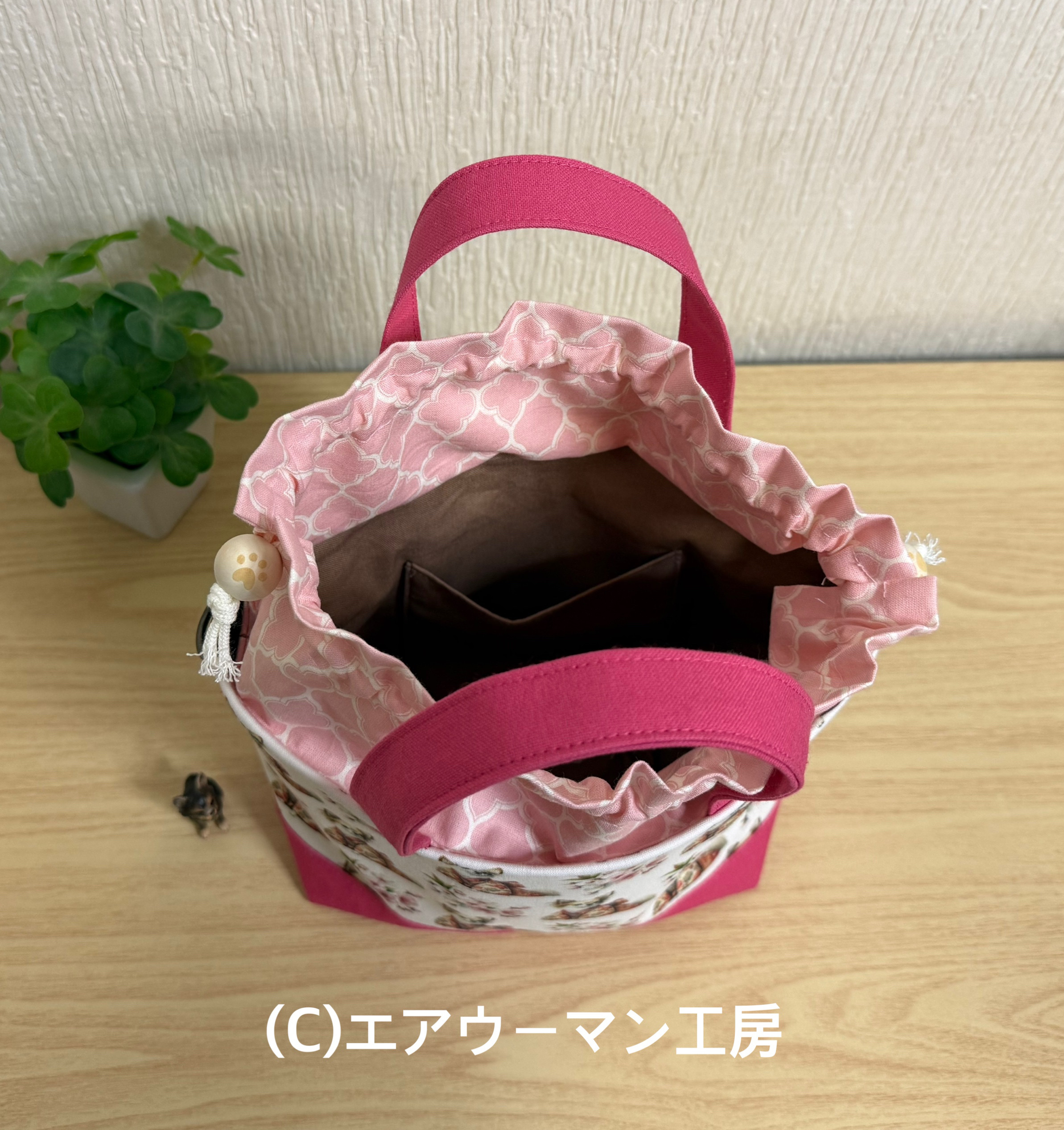 着物を着たロングコートチワワと桜の輸入生地とピンクの11号帆布で作った入れ口巾着のミニトート