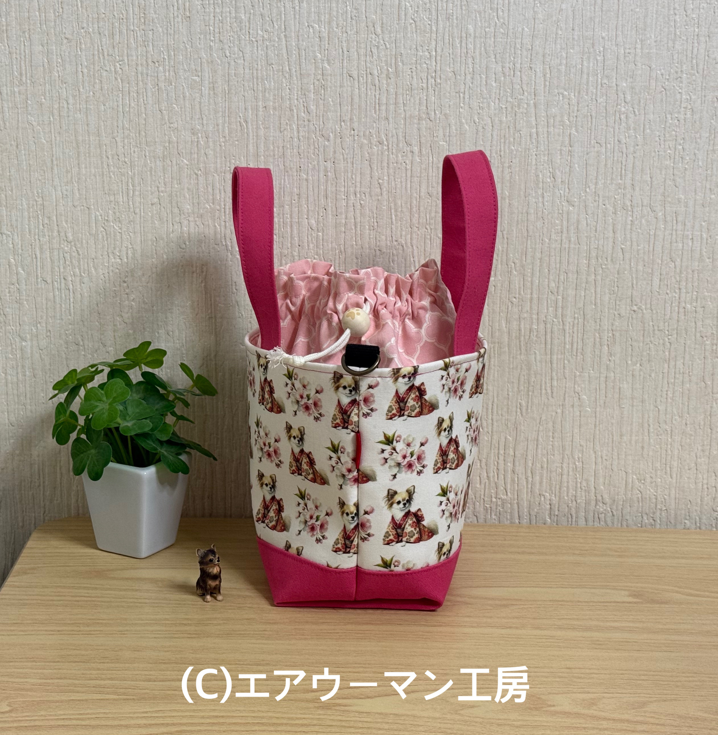 着物を着たロングコートチワワと桜の輸入生地とピンクの11号帆布で作った入れ口巾着のミニトート
