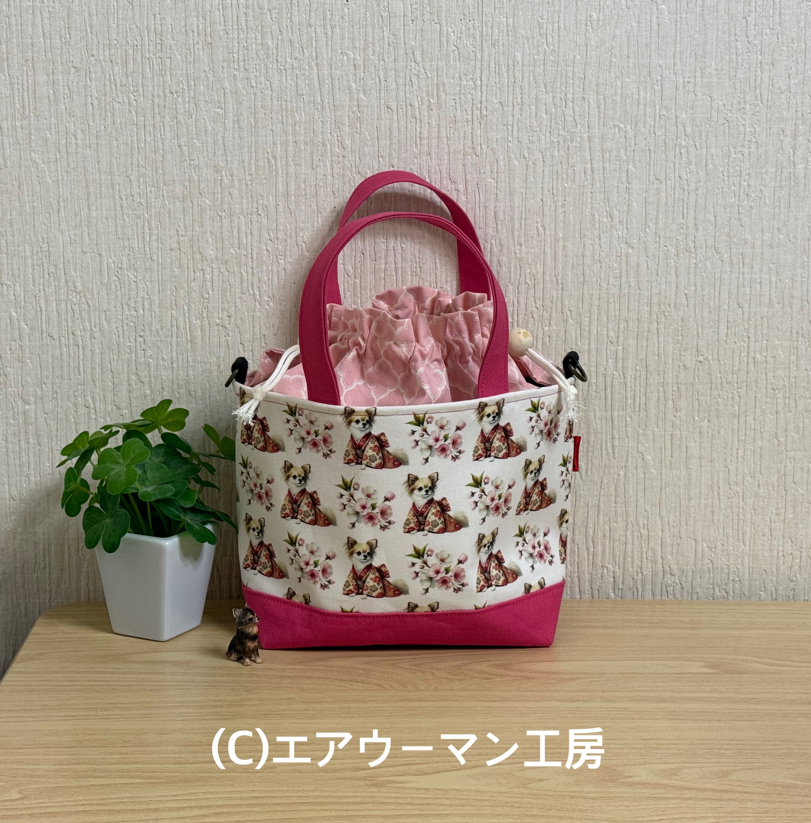 着物を着たロングコートチワワと桜の輸入生地とピンクの11号帆布で作った入れ口巾着のミニトート