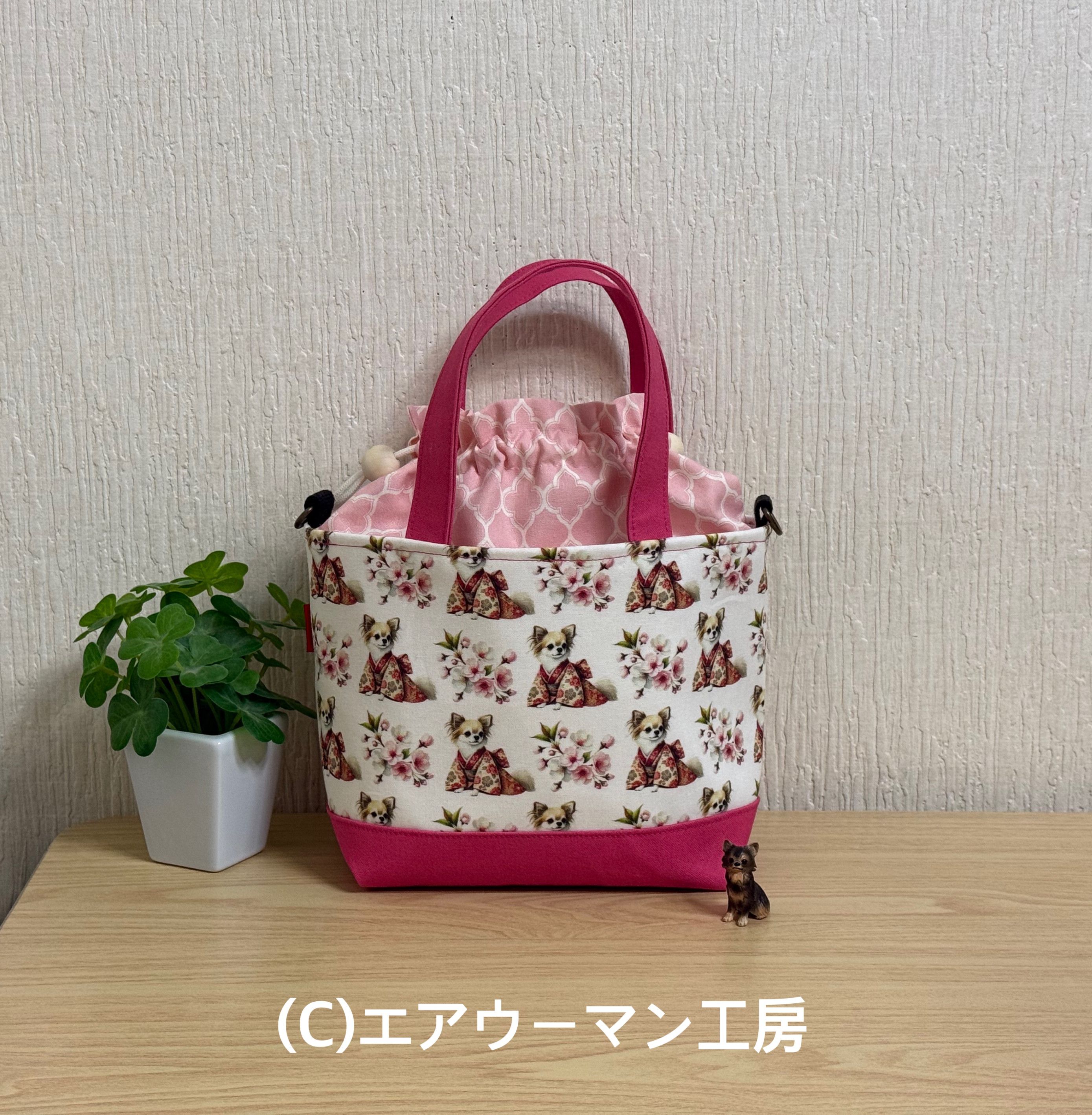 着物を着たロングコートチワワと桜の輸入生地とピンクの11号帆布で作った入れ口巾着のミニトート