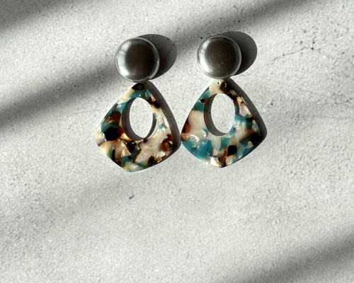 ワケありな逸品2026』マットシルバー×ブルーブラウン三角チャーム