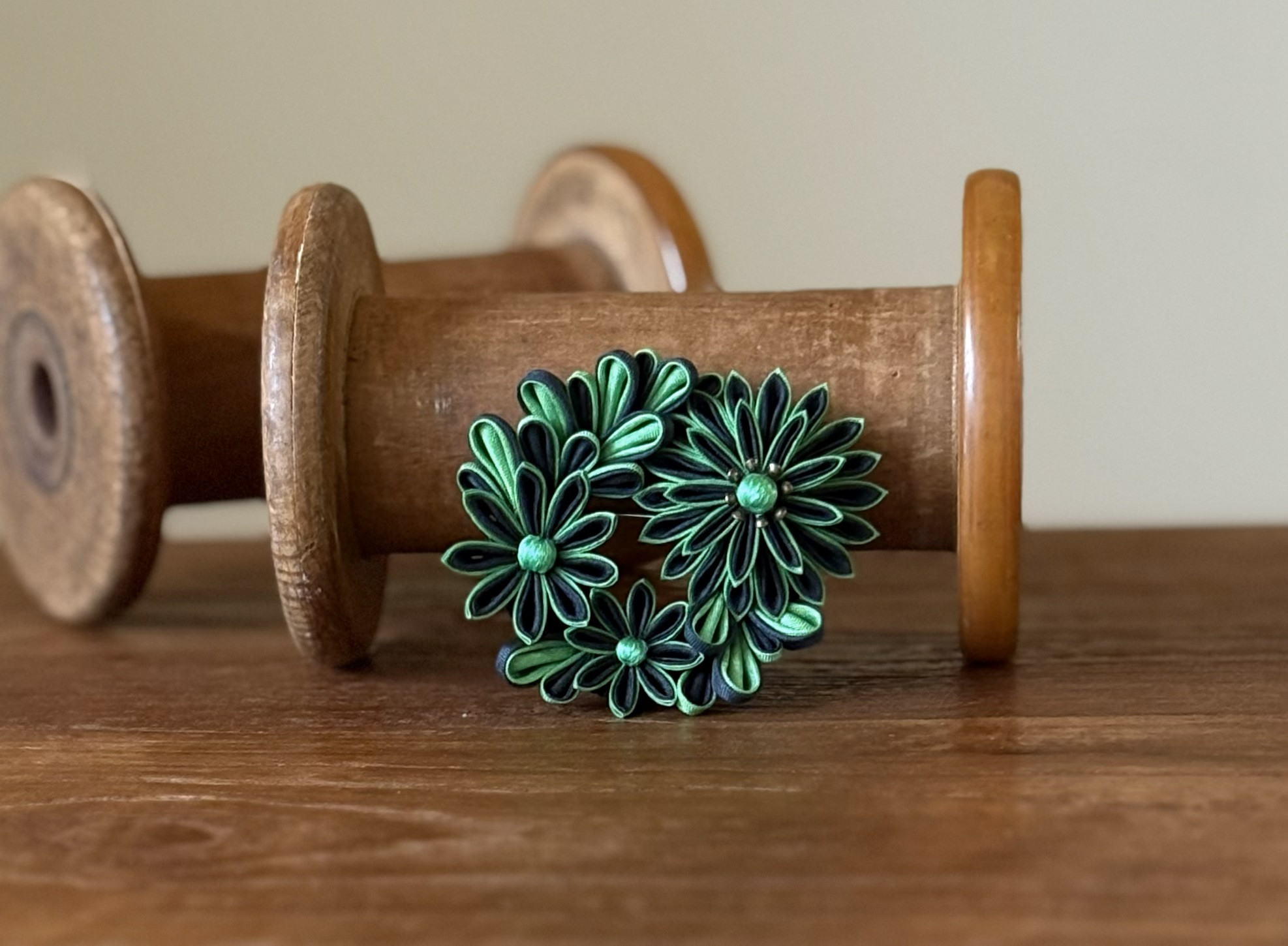 つまみ細工ブローチ大中小花リース グリーン＆ブラック シルク