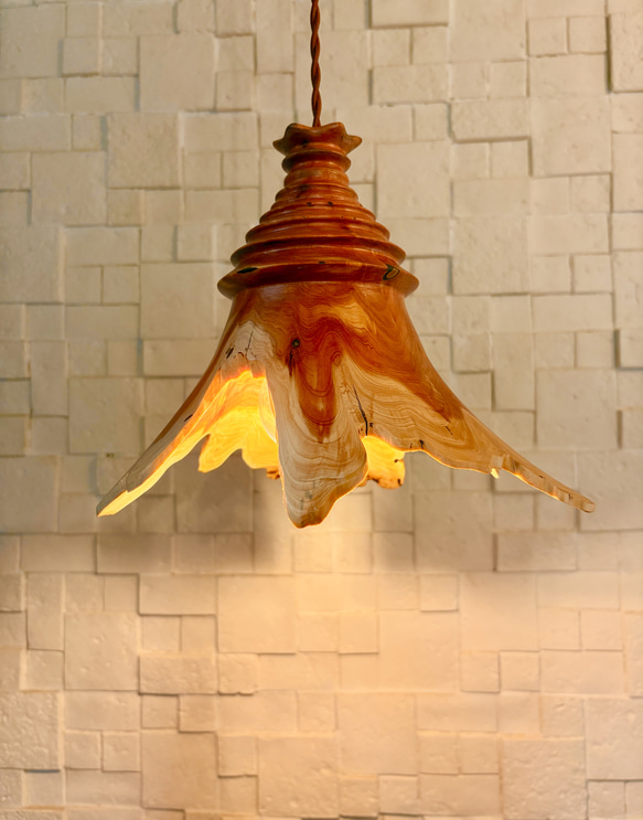 カイズカイブキで作った木目が美しいレトロでおしゃれなペンダント