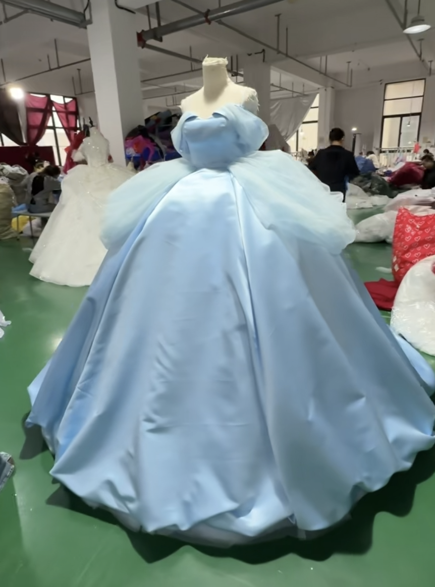 買わないと損　お色直し　ブルー　可愛い　２ways 取り外し可能スカート　ボリューム　オフショルダー　二の腕を隠せる挙式