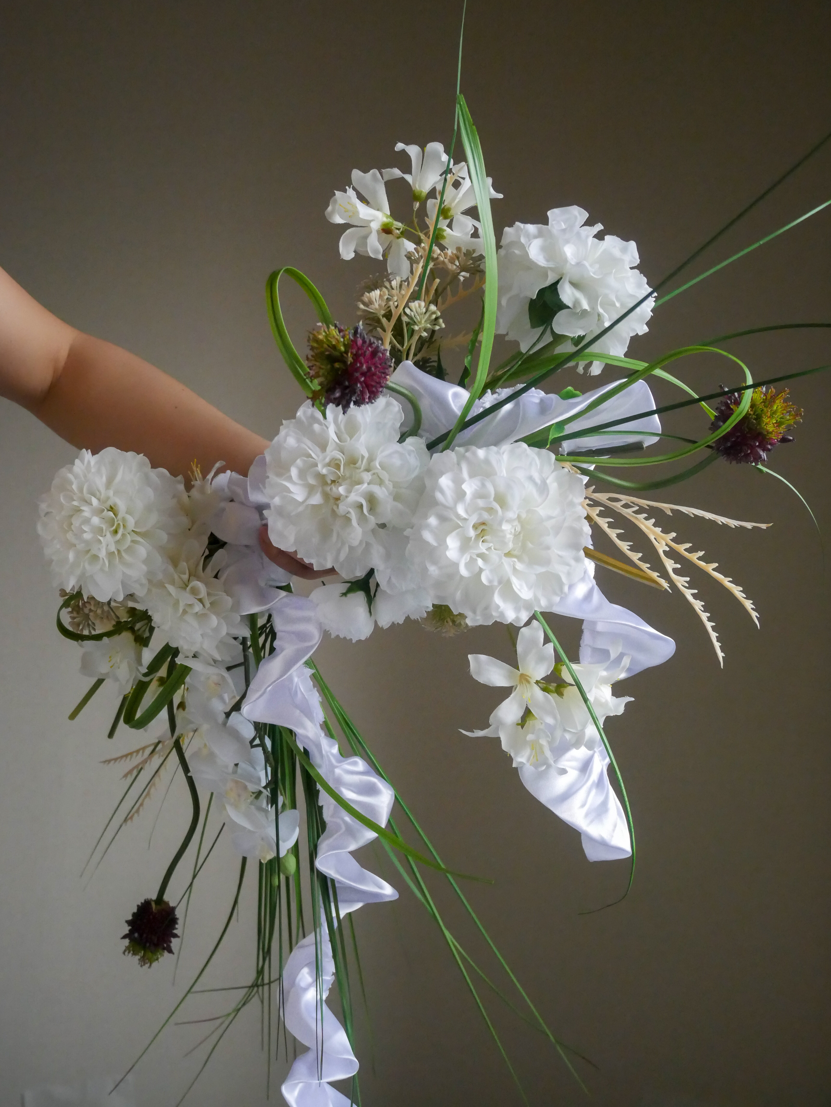 【ウェディングブーケ】LINEA　フリルリボンが揺れる アーティフィシャルフラワーのバレリーナブーケ