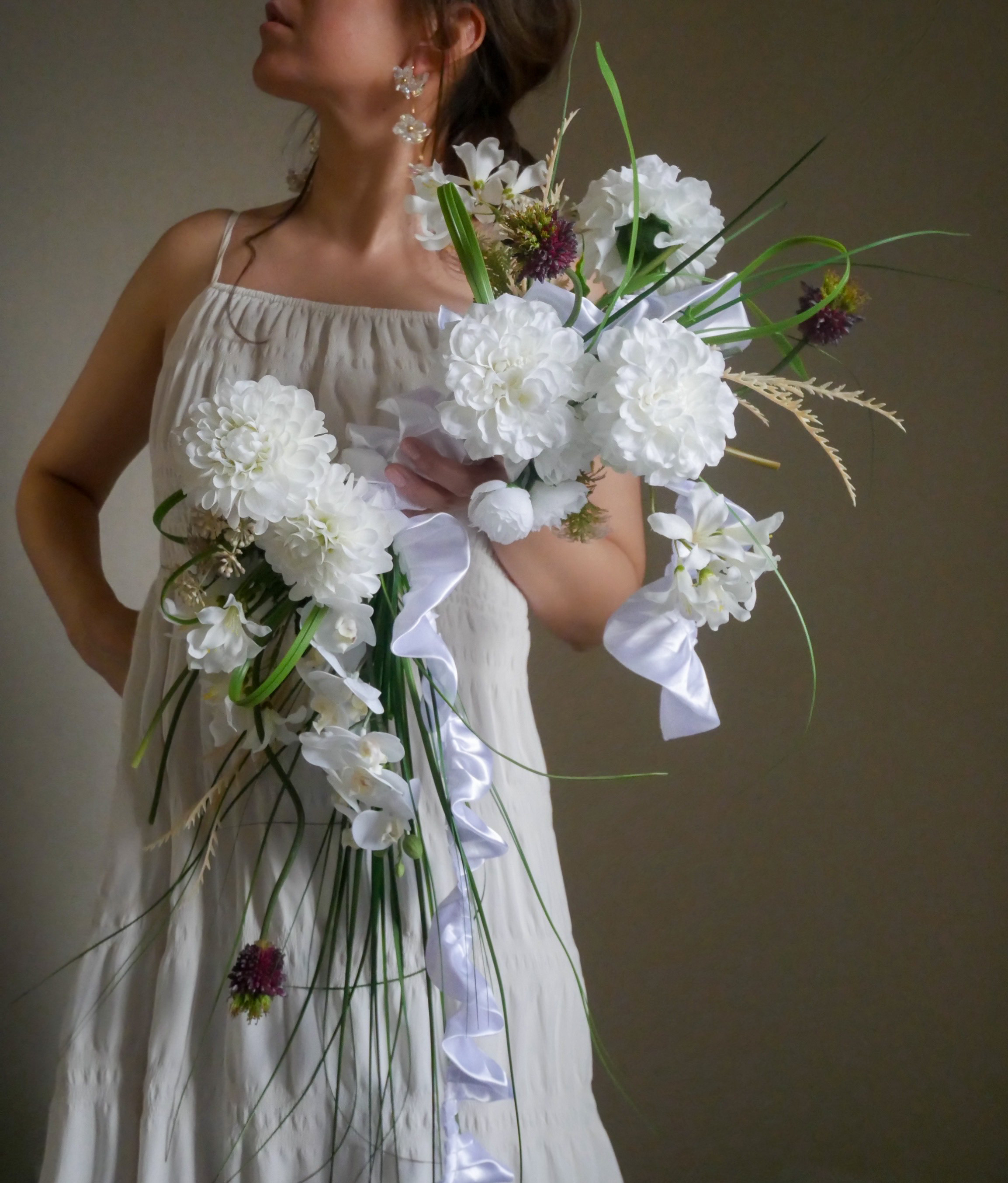 【ウェディングブーケ】LINEA　フリルリボンが揺れる アーティフィシャルフラワーのバレリーナブーケ