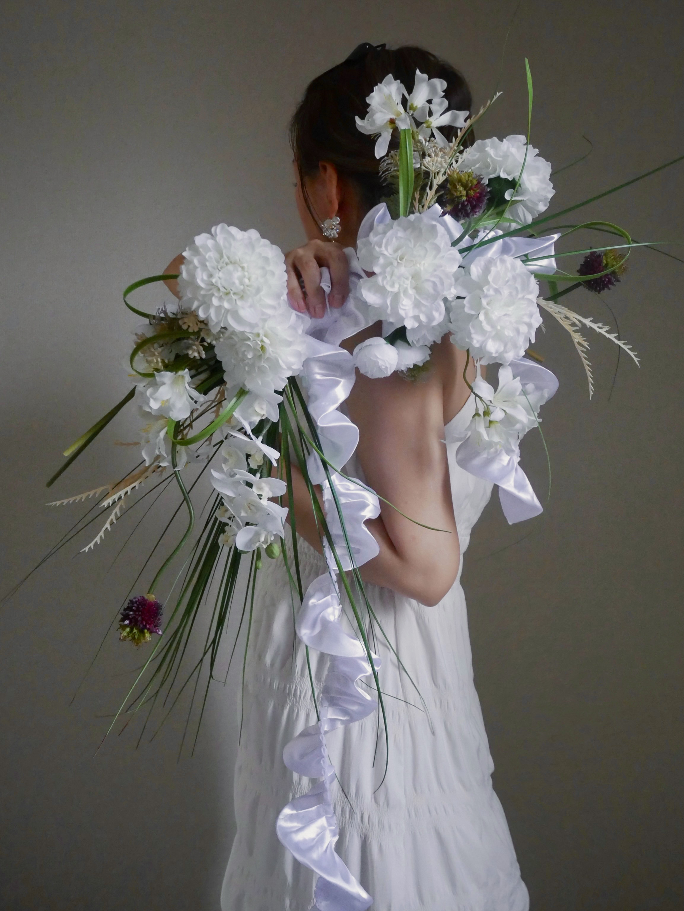 【ウェディングブーケ】LINEA　フリルリボンが揺れる アーティフィシャルフラワーのバレリーナブーケ