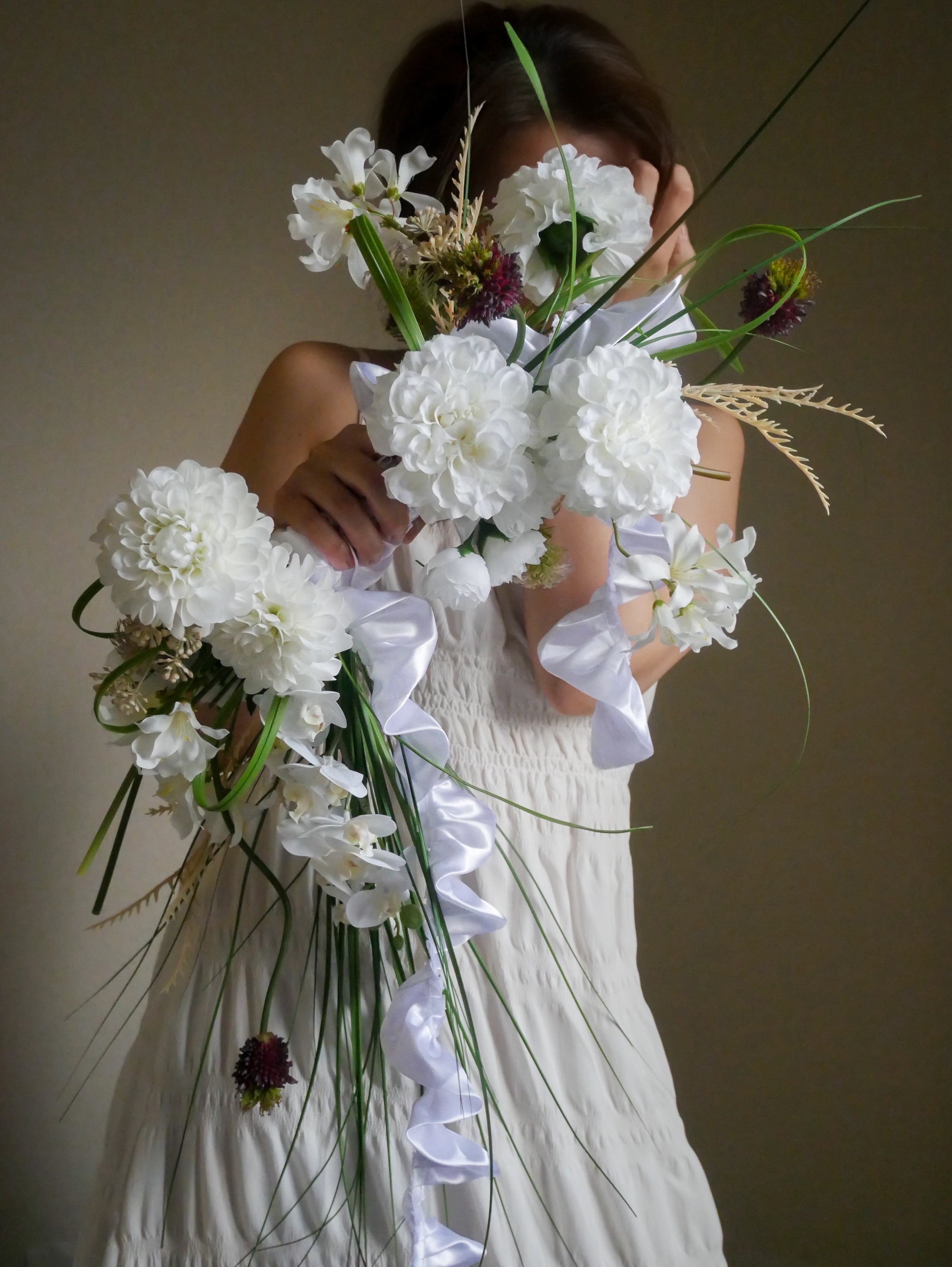 【ウェディングブーケ】LINEA　フリルリボンが揺れる アーティフィシャルフラワーのバレリーナブーケ