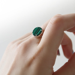 （925銀，獨一無二）寶石級硬幣切割孔雀石銀戒指（10毫米，17號） 第4張的照片