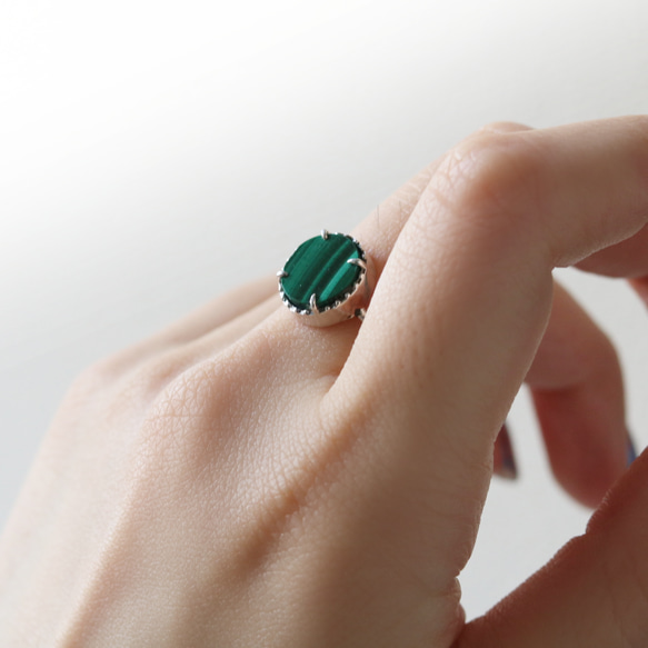 （925銀，獨一無二）寶石級硬幣切割孔雀石銀戒指（10毫米，17號） 第4張的照片