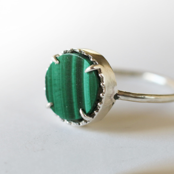 （925銀，獨一無二）寶石級硬幣切割孔雀石銀戒指（10毫米，17號） 第1張的照片