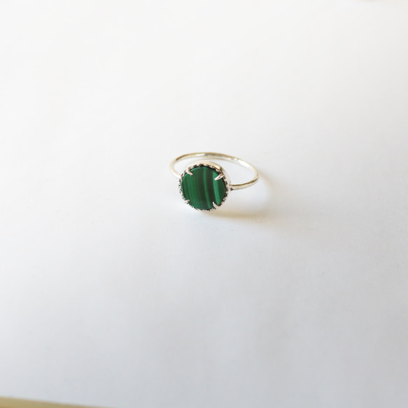 （925銀，獨一無二）寶石級硬幣切割孔雀石銀戒指（10毫米，17號） 第8張的照片