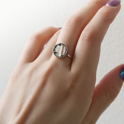 （925銀）寶石級硬幣切割黑色貝殼銀戒指（10毫米） 第2張的照片