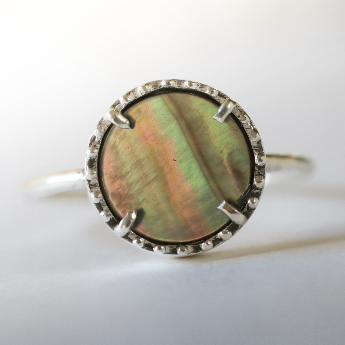 （Silver925）宝石質コインカット・ブラックシェルのシルバーリング（10mm）