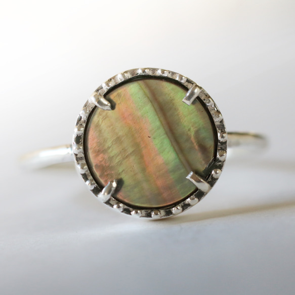 （925銀）寶石級硬幣切割黑色貝殼銀戒指（10毫米） 第1張的照片