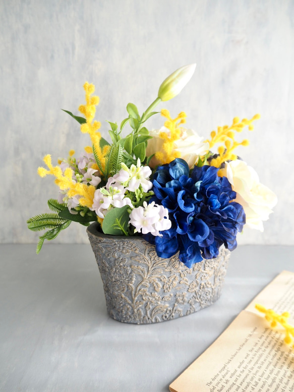 ブルーダリアとミモザの春色アレンジメント｜イエローローズとチューリップのアーティフィシャルフラワー| 春の誕生花2026 4枚目の画像