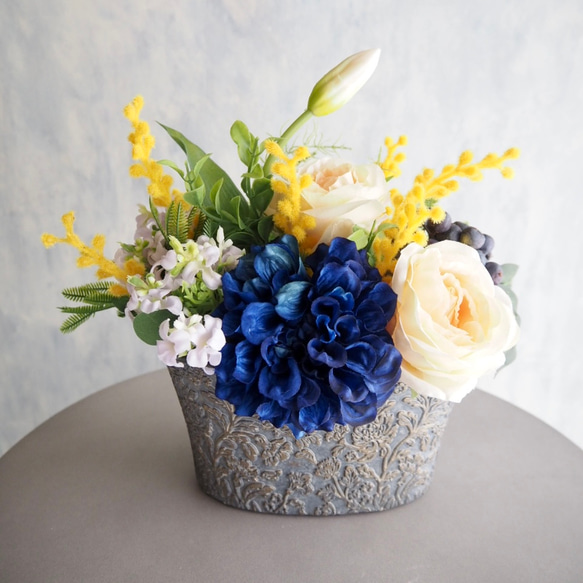 ブルーダリアとミモザの春色アレンジメント｜イエローローズとチューリップのアーティフィシャルフラワー| 春の誕生花2026 2枚目の画像