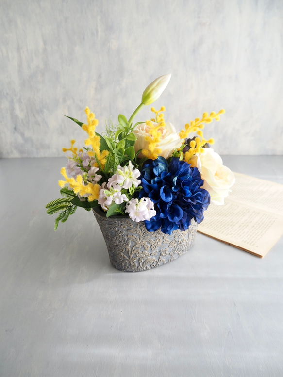 ブルーダリアとミモザの春色アレンジメント｜イエローローズとチューリップのアーティフィシャルフラワー| 春の誕生花2026 12枚目の画像