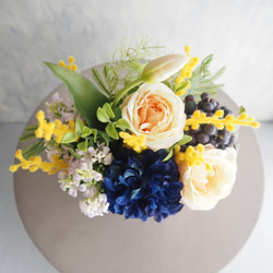 ブルーダリアとミモザの春色アレンジメント｜イエローローズとチューリップのアーティフィシャルフラワー| 春の誕生花2026 16枚目の画像