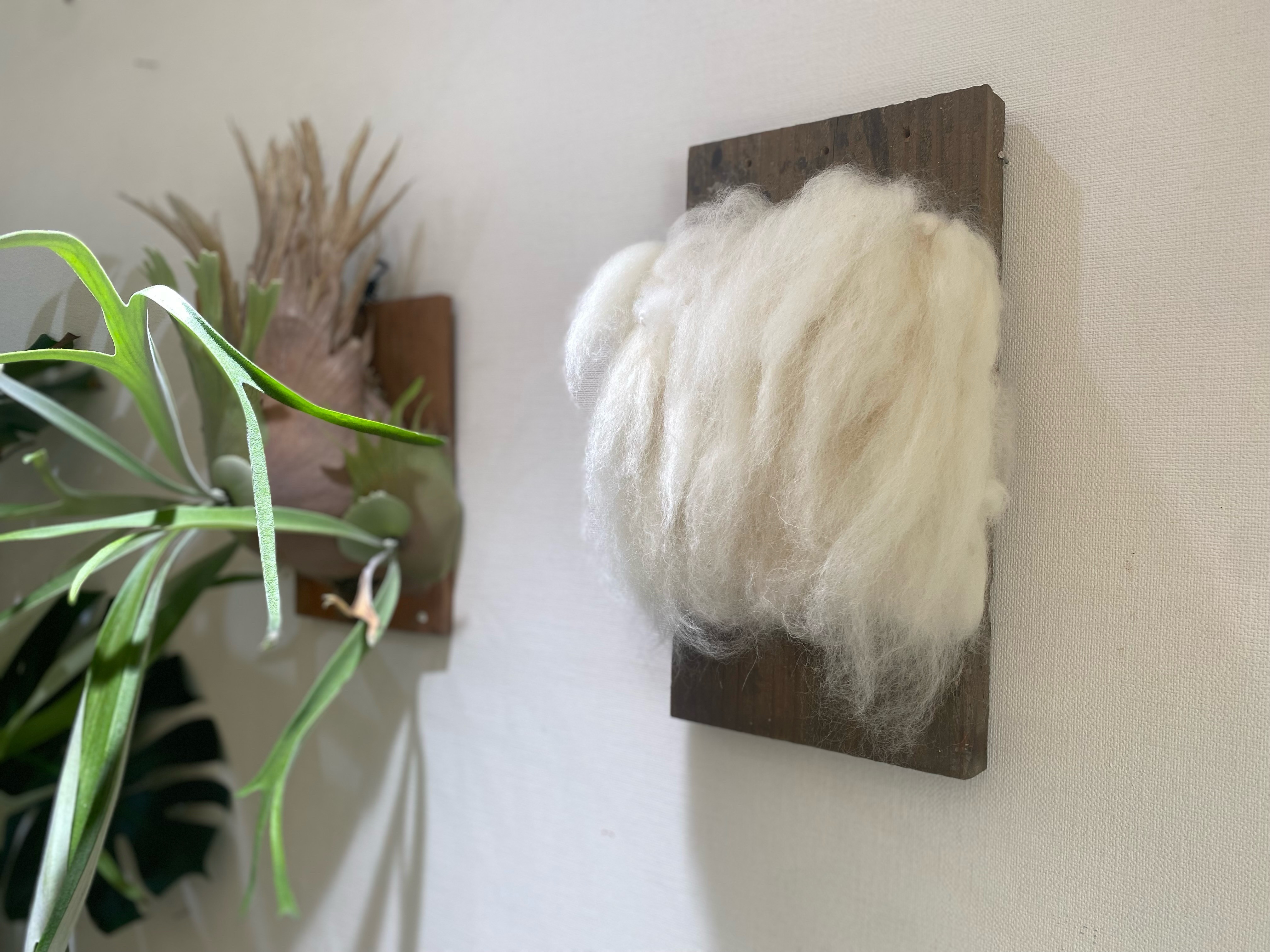 天然羊毛と古材の立体アート｜質感インテリア｜