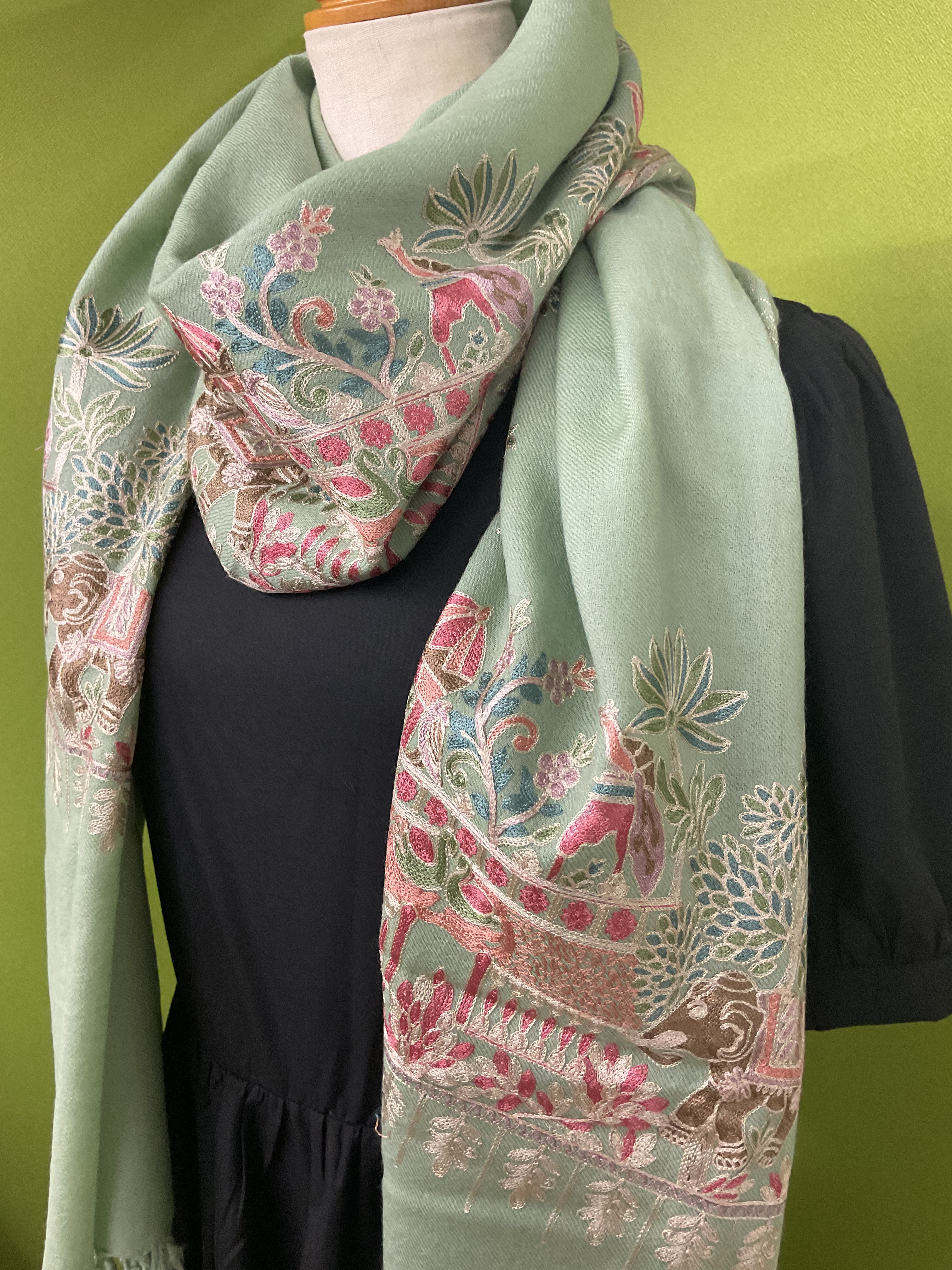 【巻く】思わず笑顔になる、象さん刺繍のウール大判ストール