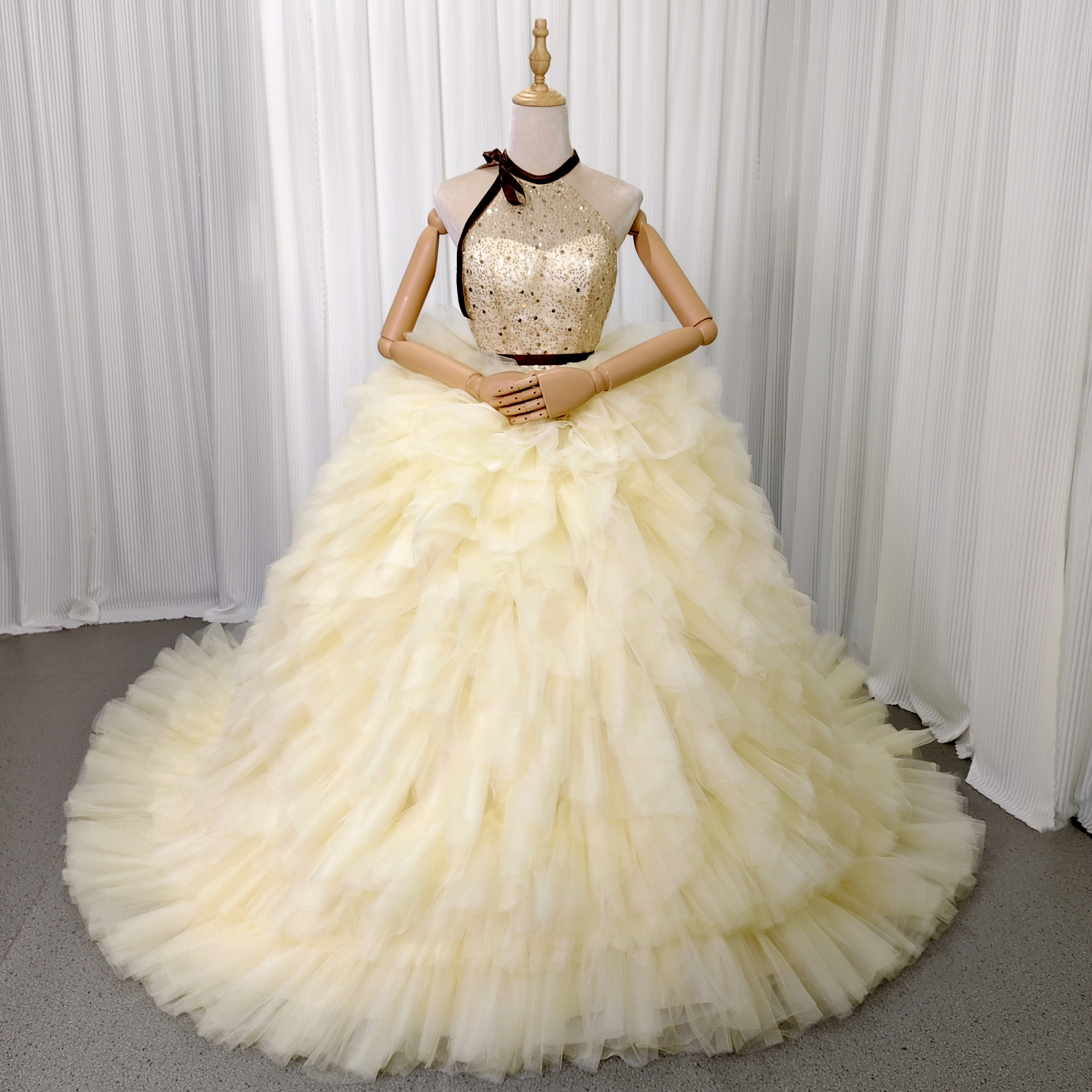 送料無料！カラードレス パステルイエロー ホルターネック インポートビジューレース もこもこドレス 結婚式/披露宴