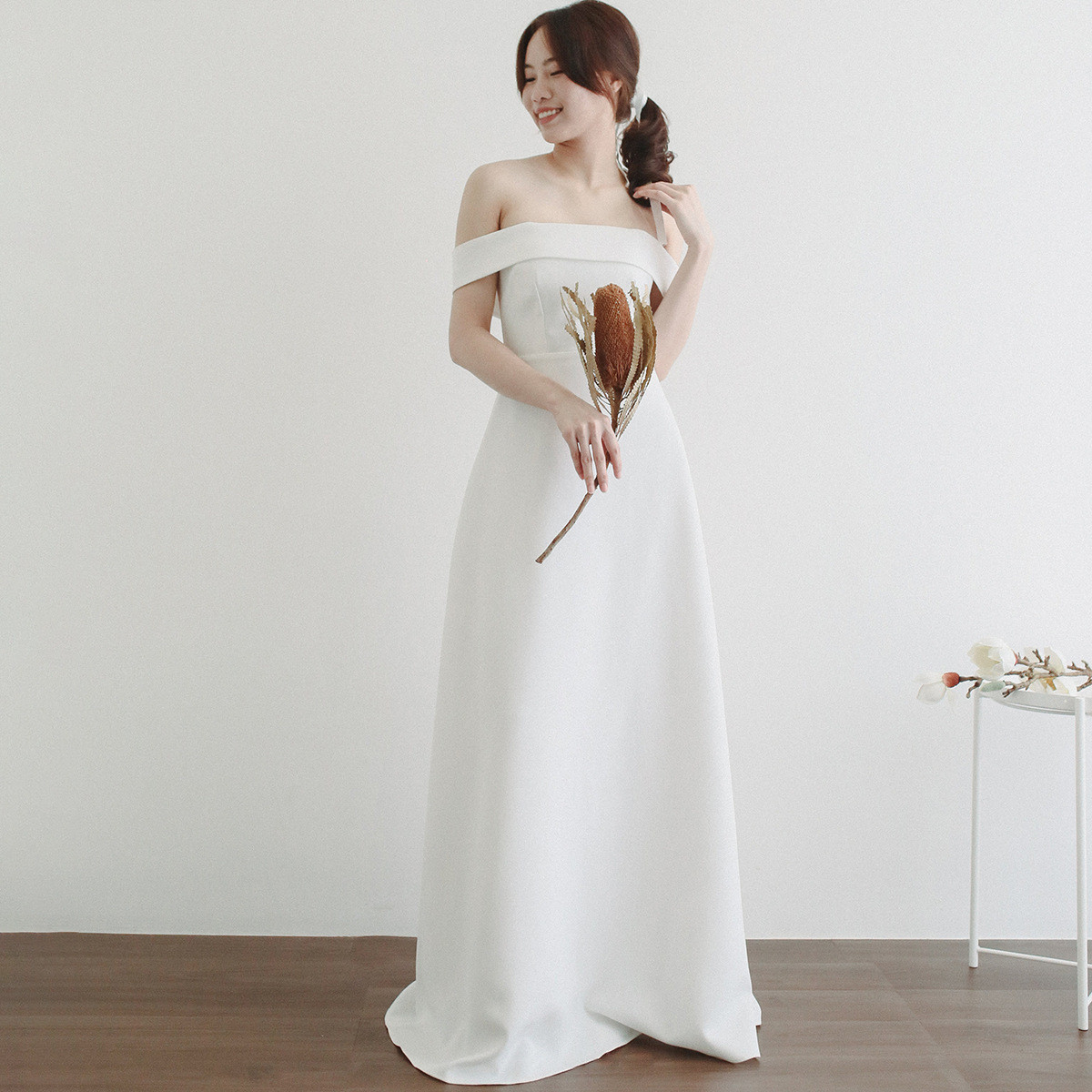 高級感 白 サテン オフショルダー ウェディングドレス シンプル 韓国風 花嫁 披露宴 前撮り HL1216