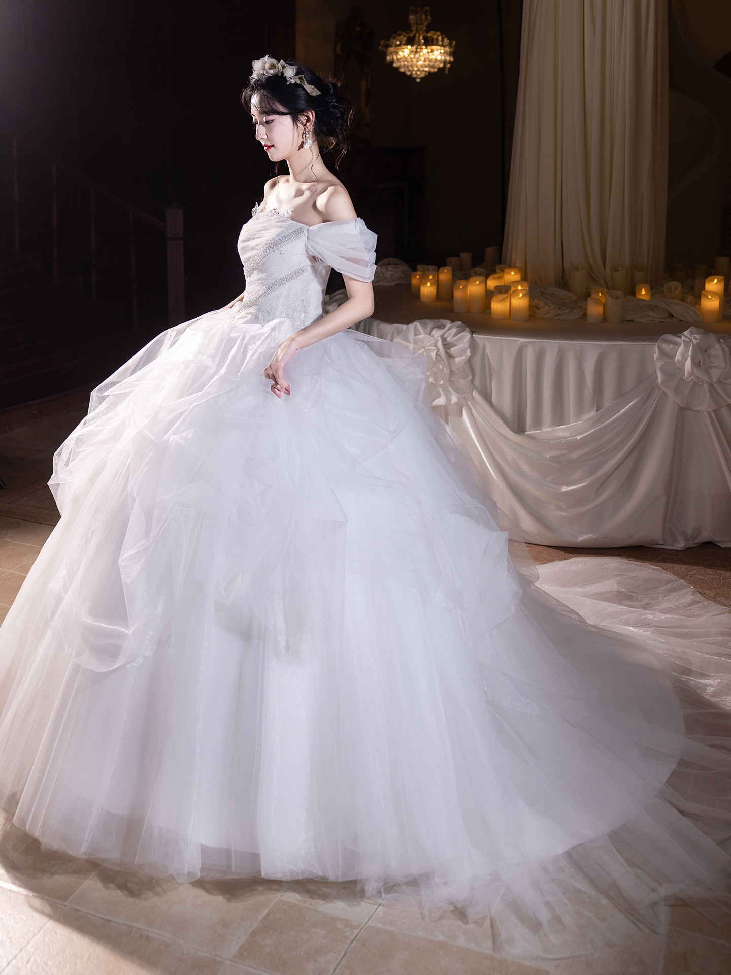 豪華 白 オフショルダー ふわふわ 裾引き ウェディングドレス 綺麗 結婚式 花嫁 前撮り 披露宴 A7311