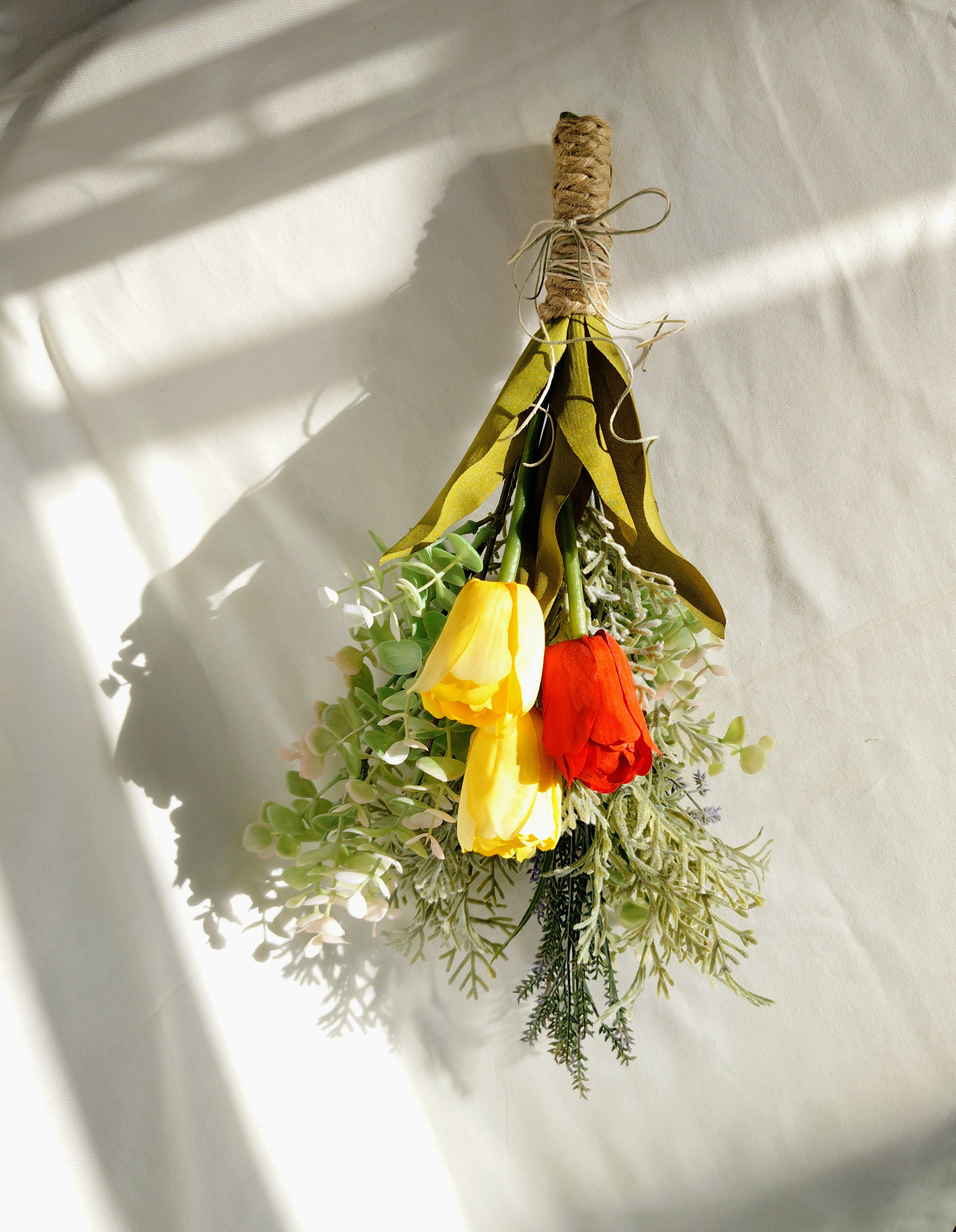 チューリップとグリーンのナチュラルスワッグ