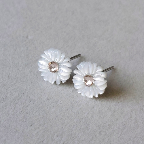 マーガレット高品質ホワイトシェル（白蝶貝）AAAフラワーピアス／ノン