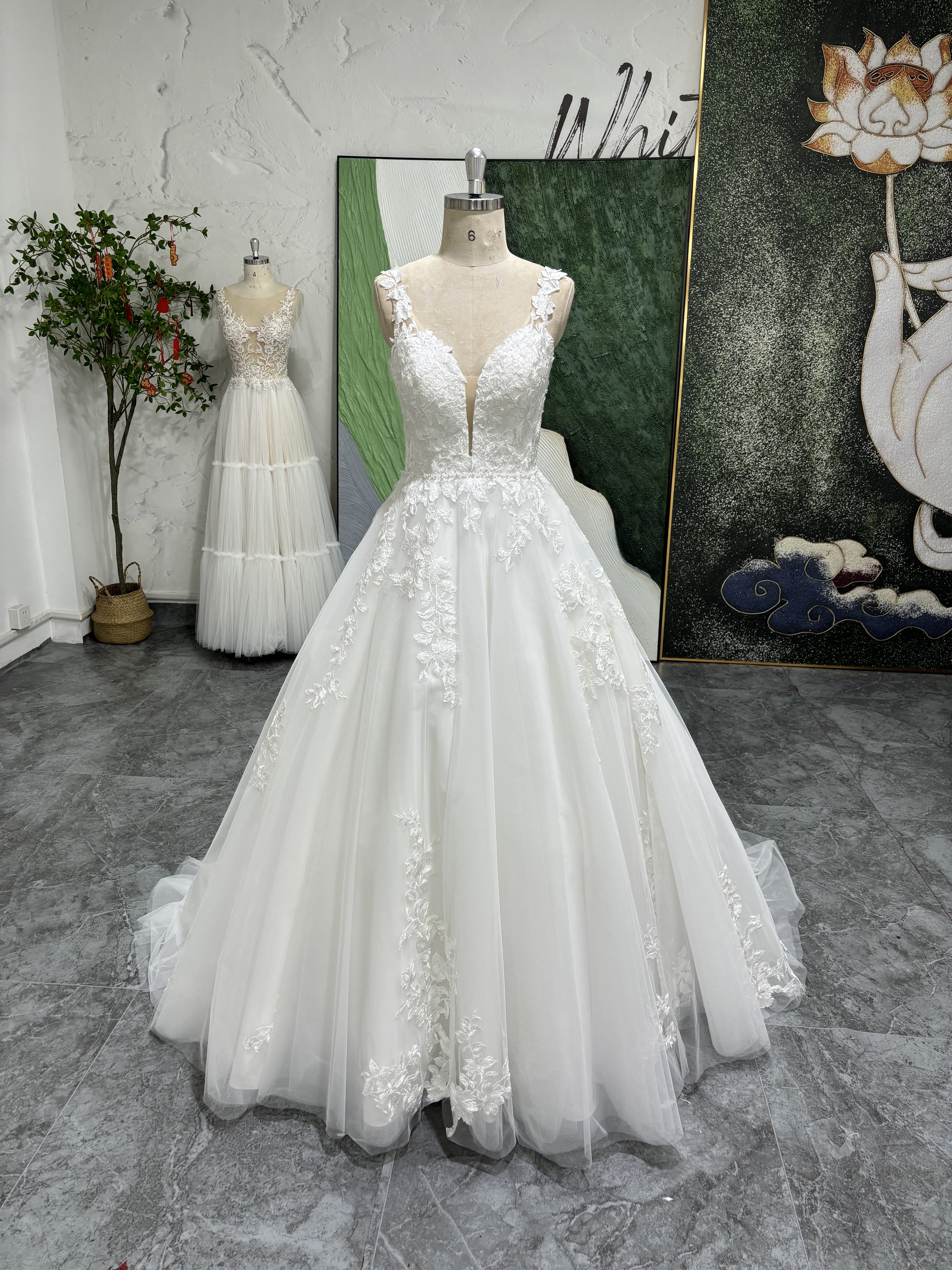 白ホワイト　ふんわりチュール　流れる透け花レース　クイーンアンネック　痩せて見える　Aライン　結婚式前撮りお呼ばれ披露宴