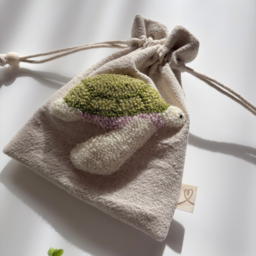 ウミガメ 巾着ポーチ ハンドメイド ウール 毛糸 パンチニードル 刺繍