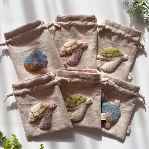 ウミガメ 巾着ポーチ ハンドメイド ウール 毛糸 パンチニードル 刺繍