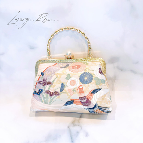 1月の新作♡悠々しい鳳凰ピンクゴールド口金の格の高い濃密刺繍の最高級西陣帯地！人気のホワイト系フォーマルパーティーバッグ 2枚目の画像