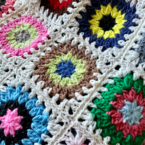 手編み】レトロポップなグラニースクエア・マルチカバー（80×138cm