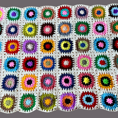 手編み】レトロポップなグラニースクエア・マルチカバー（80×138cm