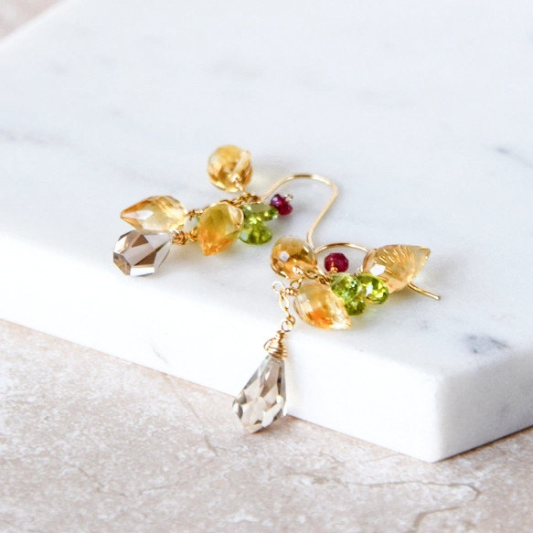 春告げの花蕾 ― 陽光 シトリン × ペリドット × ルビーピアス14kgf