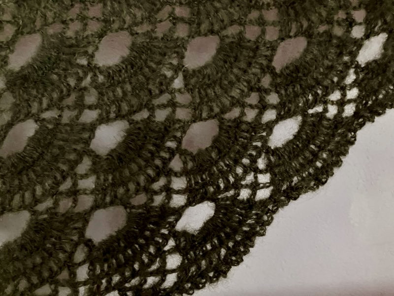 スペインのメリノウール・モヘアで編んだ大判三角ストール