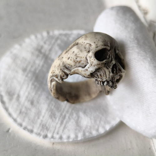 在銘】【髑髏作家服部】【鹿角製野晒指輪F】髑髏 骷髅 骸骨 スカル