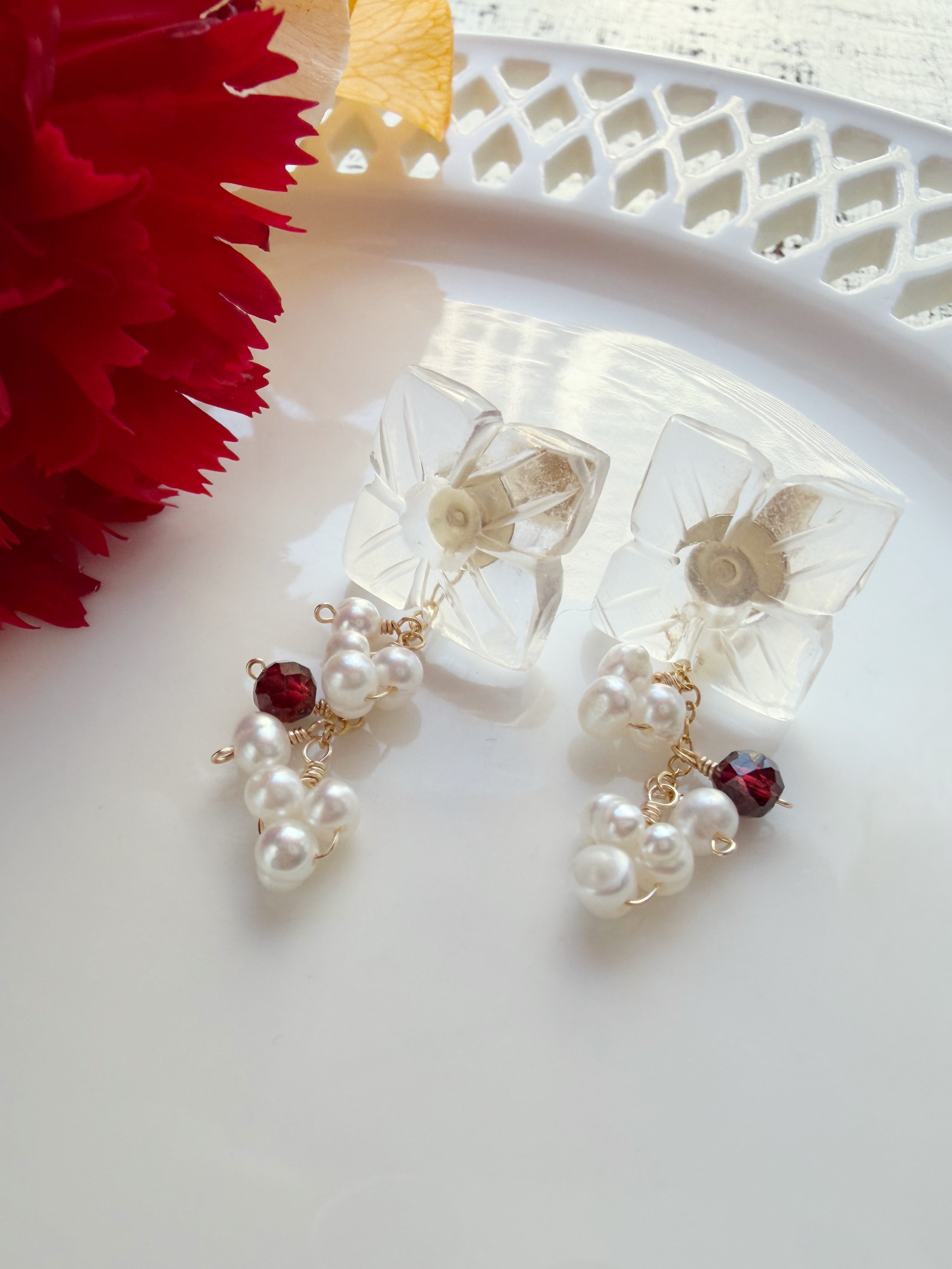 14KGF カランコエカット水晶 ガーネット スタッドピアス